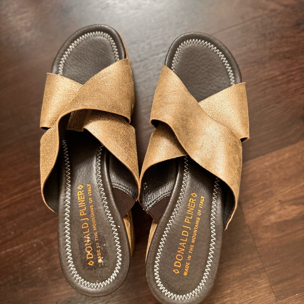 Donald J. Pliner Women's Size 10 Gold Slide Sandals